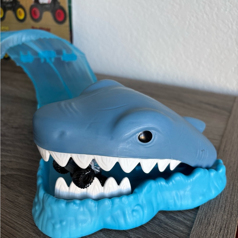 Monster Jam Mini Megalodon Race & Chomp Track - Picture 9 of 9